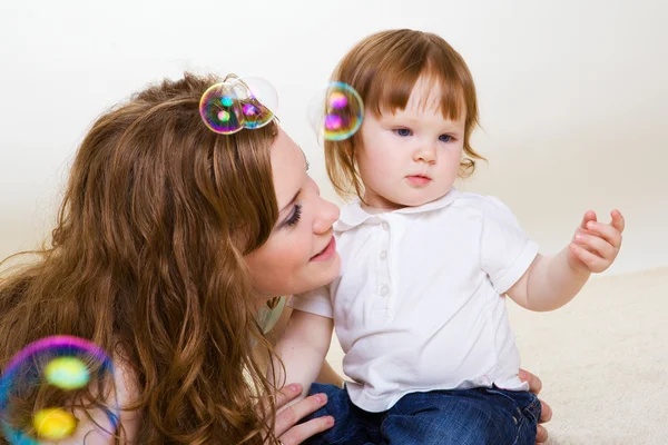 Mother playing with daughter — Stock Photo, Image