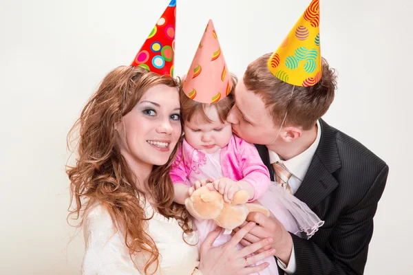 Eltern und Tochter mit Party-Hüten — Stockfoto