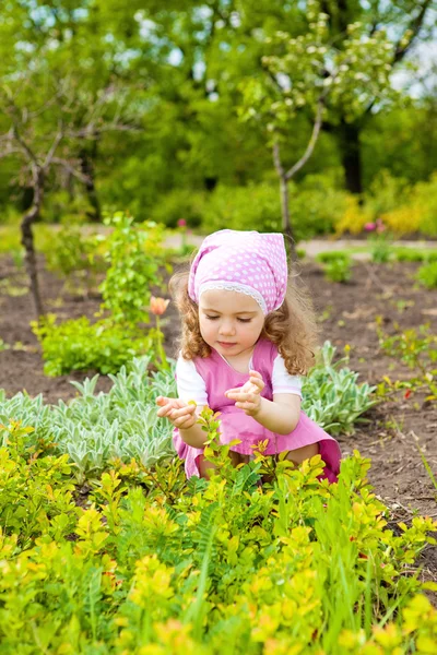 Kleinkind im Garten — Stockfoto
