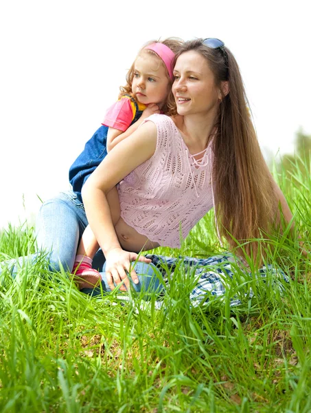 Mor och dotter i gräs — Stockfoto