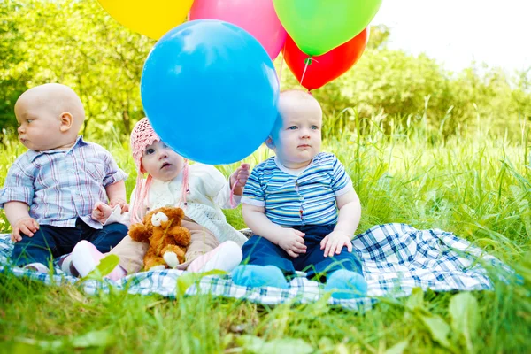 Baby's in park — Stockfoto