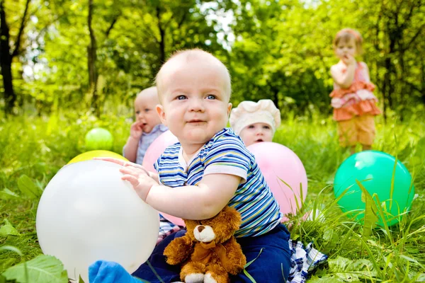 Bebês com balões — Fotografia de Stock