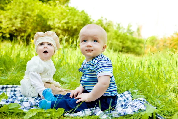 Bebês no parque — Fotografia de Stock