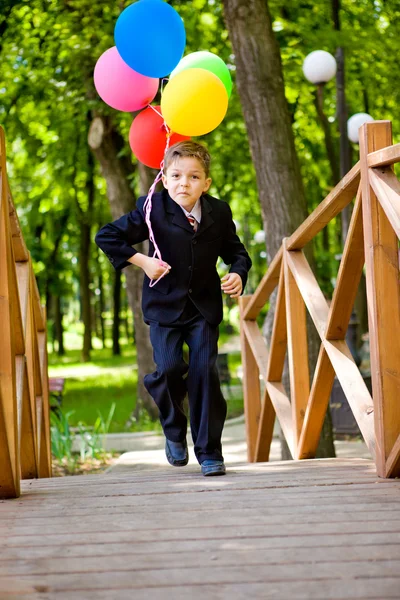 Мальчик с воздушными шарами — стоковое фото