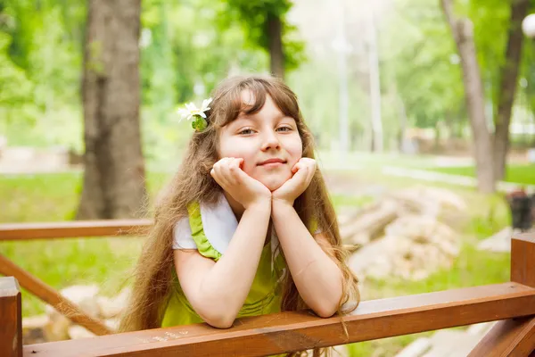 Дошкольная девочка в парке — стоковое фото
