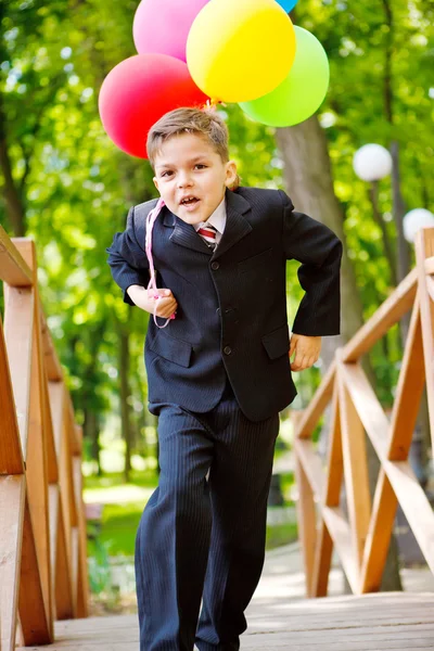 Glad pojke med ballonger — Stockfoto