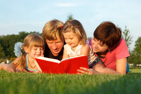 Family reading — Stock Photo, Image