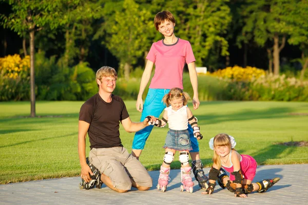 롤러 스케이트 가족 — 스톡 사진