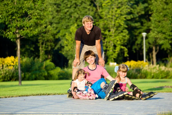 Familia en patines —  Fotos de Stock