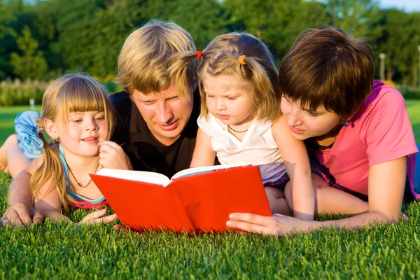 家族の読書 — ストック写真