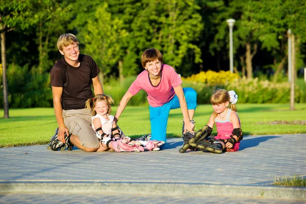 ローラー スケートでの家族 — ストック写真