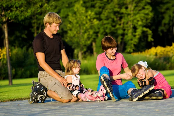 Pais e filhos em patins — Fotografia de Stock