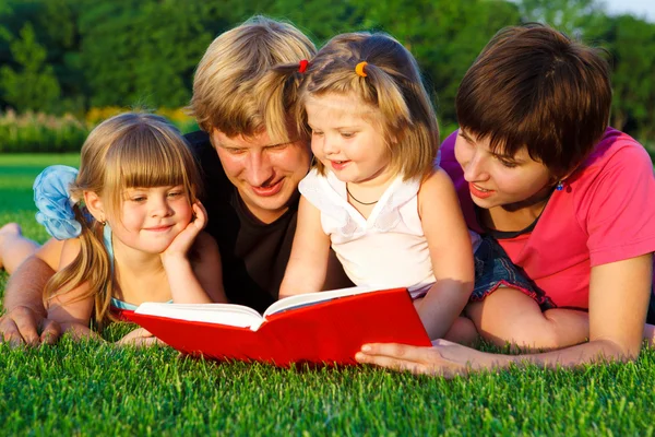 Czytanie w rodzinie — Zdjęcie stockowe