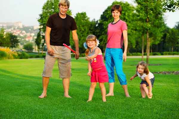 Família brincando com frisbee — Fotografia de Stock