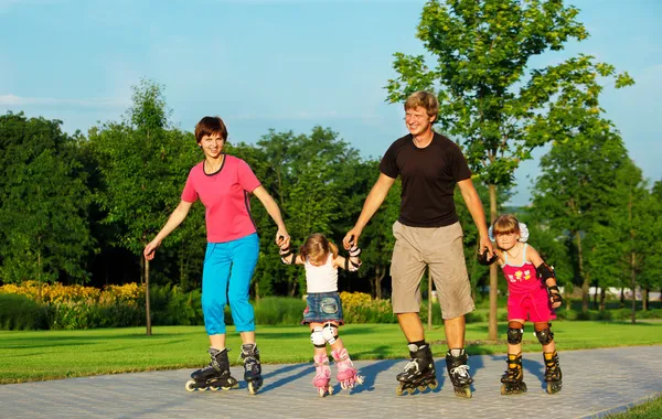 滑冰的家庭 — 图库照片