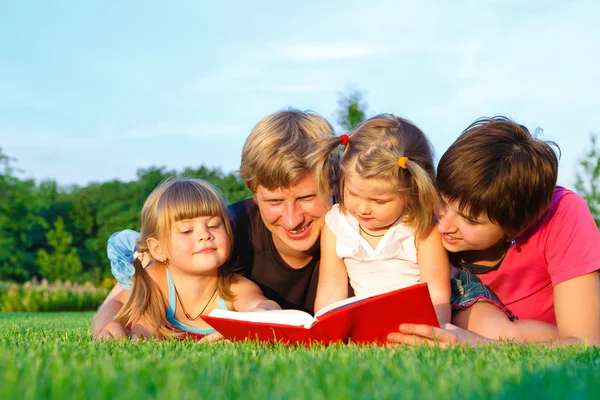 Parents lisant le livre — Photo