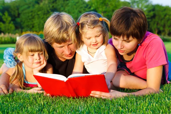 Family reading — Stock Photo, Image