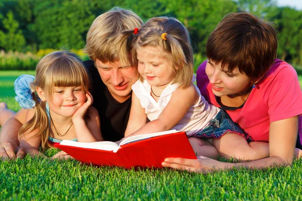 Padres e hijas leyendo — Foto de Stock