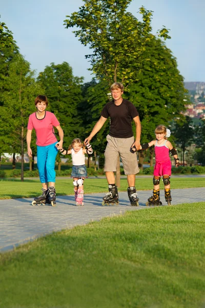 Parents et enfants en patins à roulettes — Photo