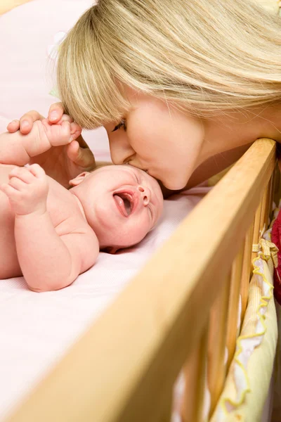 Matka całuje dziecko — Zdjęcie stockowe