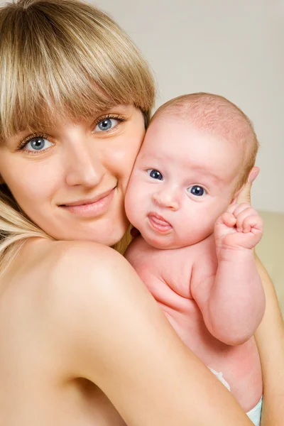 Glad mamma med nyfött barn — Stockfoto