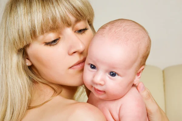 Madre felice con neonato — Foto Stock