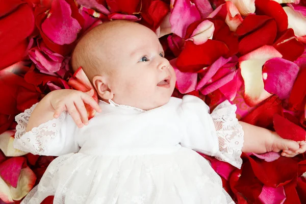 Bambino in petali — Foto Stock