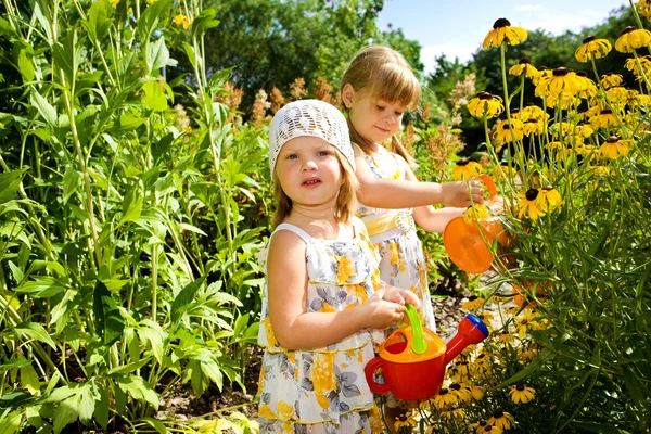 Діти в саду — стокове фото