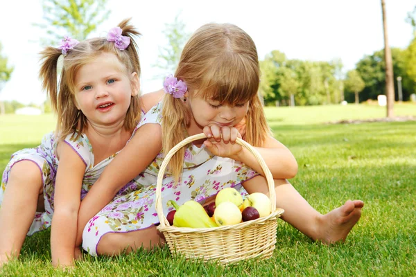 Kids with fruit — Stock Photo, Image