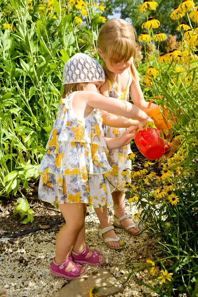 Dzieci w ogrodzie — Zdjęcie stockowe