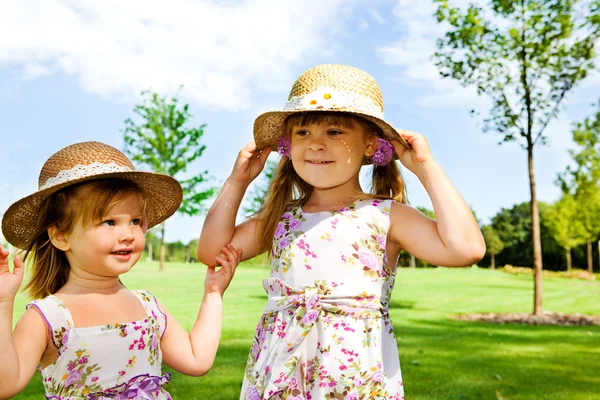 Τα παιδιά στο άχυρο καπέλα ψάθινο καπέλο — Φωτογραφία Αρχείου