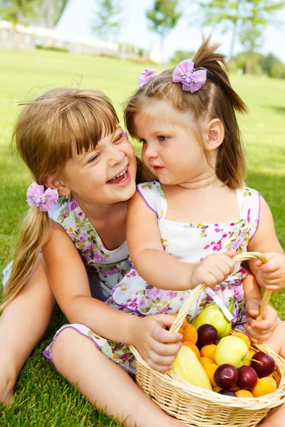 Дети с корзиной фруктов — стоковое фото
