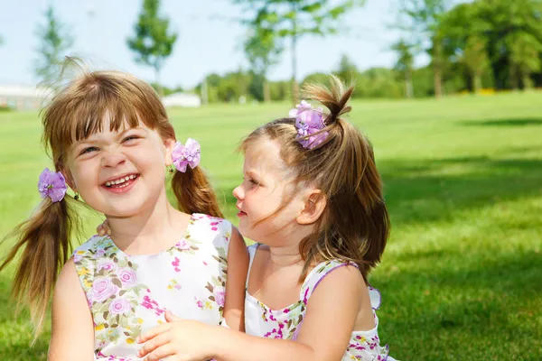 Glada små flickor — Stockfoto