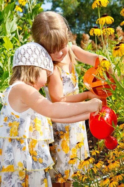 Bambini in giardino — Foto Stock