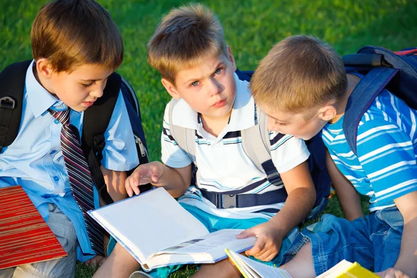 Estudiantes de primaria leyendo — Foto de Stock