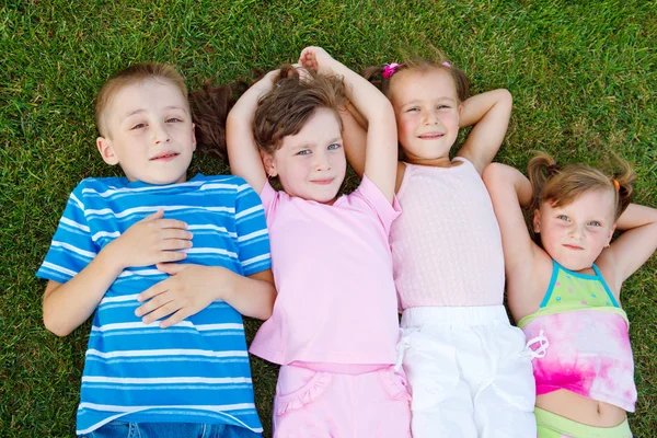 Dzieci na trawie — Zdjęcie stockowe