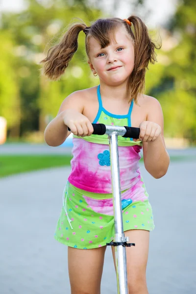 滑板车的女孩 — 图库照片
