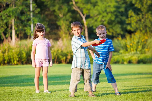 Preschool boy throwing frisbie — Stock Photo, Image