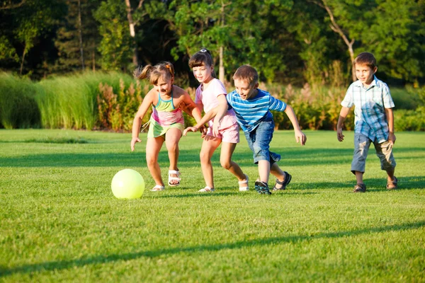 Dzieci z piłką — Zdjęcie stockowe