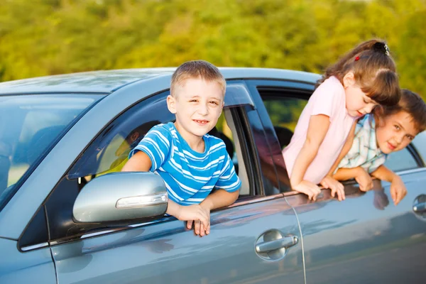 Niños en coche — Foto de Stock