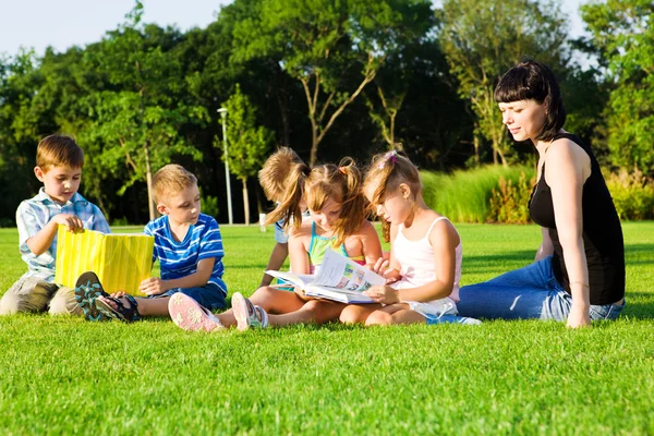Bei bambini in età prescolare con libri — Foto Stock