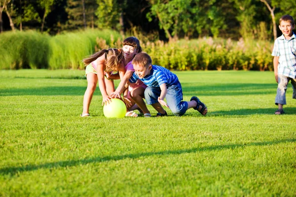 Caching the ball — Stock Photo, Image