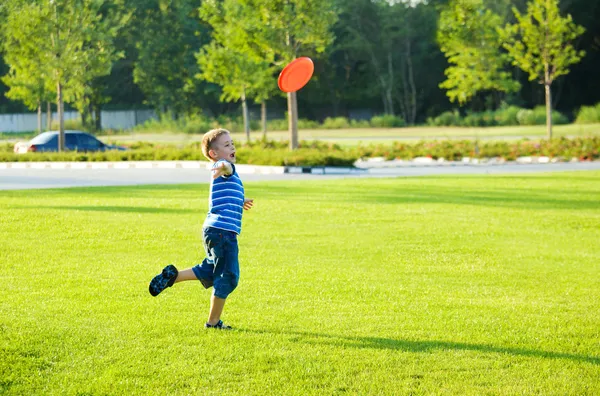Boy throwing frisbie — Stock Photo, Image