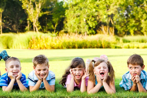 Niños en edad preescolar riendo — Foto de Stock