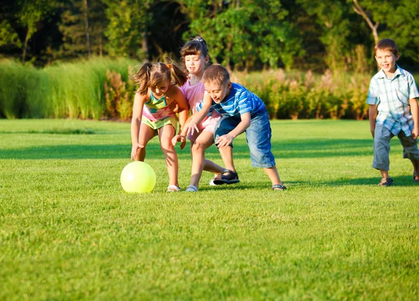 Dzieci łapanie piłki — Zdjęcie stockowe