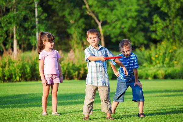 Děti hrát freesbee — Stock fotografie
