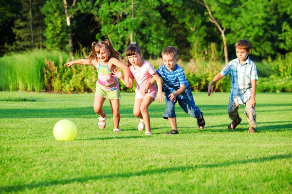 Kindergruppe spielt mit Ball — Stockfoto