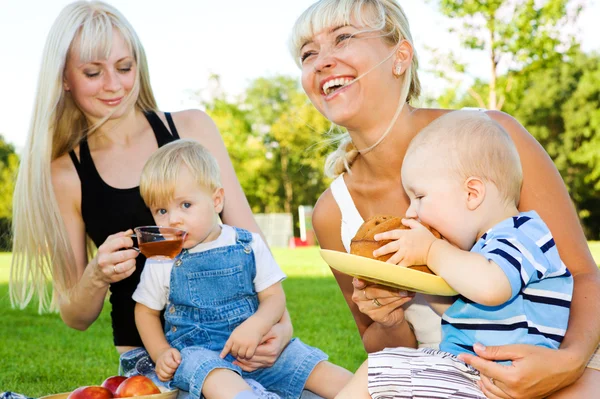 Mães e seus bebês comendo — Fotografia de Stock