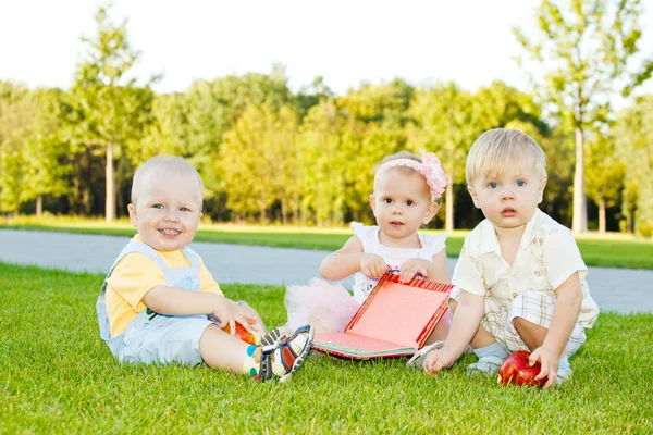 Småbarn på gräs — Stockfoto