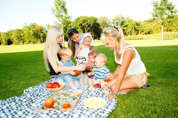 Moeders en kinderen met picknick — Stockfoto